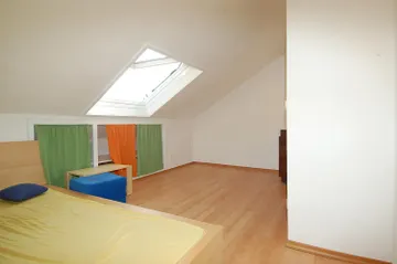 Zimmer nach rechts