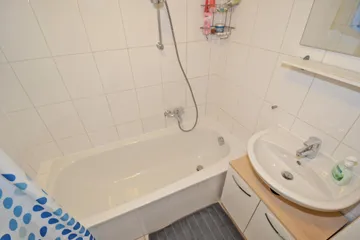 weißes Bad mit Wanne