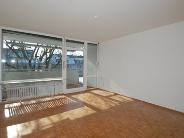 Wohnzimmer mit Balkon