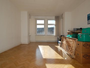 großes und sonniges Wohnzimmer