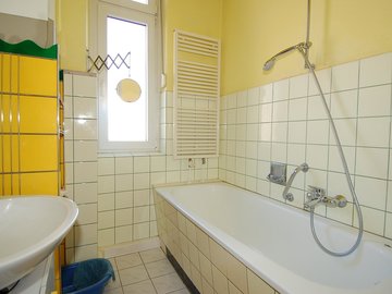 kompaktes Bad mit Badewanne