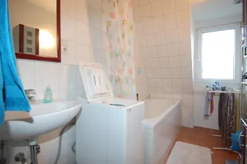 Bad mit Wanne und Fenster