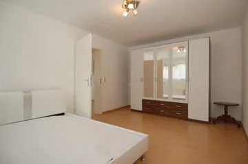 Schrank u. Bett möglich