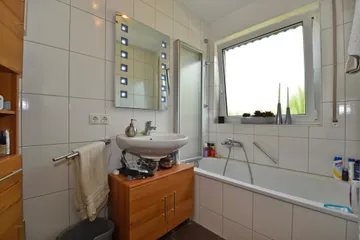 Bad mit Wanne und Fenster