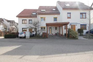 Hausansicht mit Carport