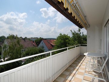 großer Balkon mit Markise  