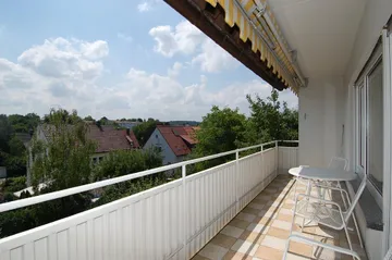 großer Balkon mit Markise  