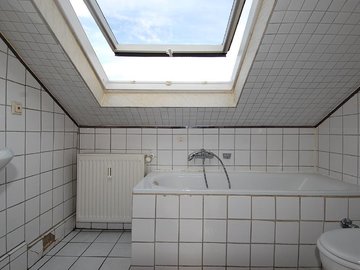 Bad mit Fenster und Wanne