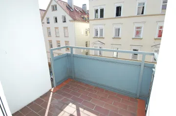 kompakter und sonniger Balkon