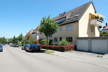 Hausansicht mit Garage