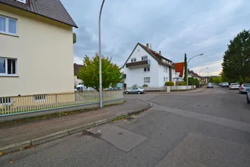 Haus & Straße nach Westen