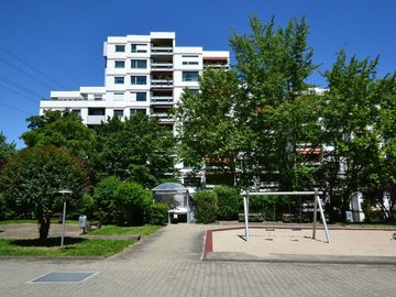 Süd-Hausansicht & Spielplatz