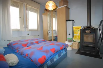 Schlafzimmer mit Kaminofen