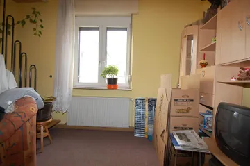 Kinderzimmer mit ausblick zur Straße