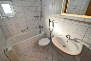 Bad mit Fenster & Wanne
