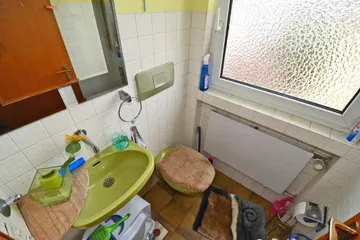 separates WC mit Fenster