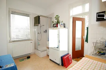 Küche mit Dusche