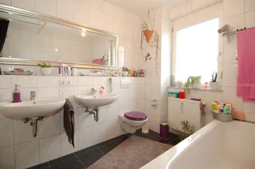 Helles Badezimmer