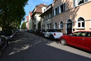 Haus & Straße nach Westen