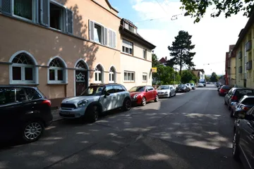 Haus & Straße nach Osten