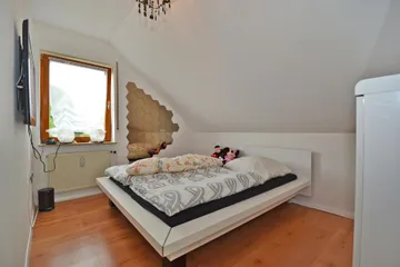 Schlafzimmer mit Schräge