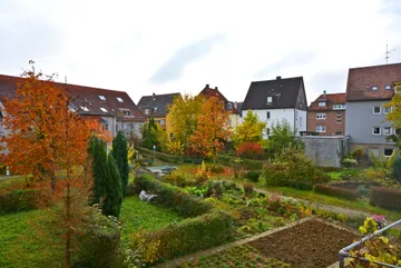 Blick in grünen Innenhof