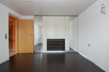 mit Einbauschrank