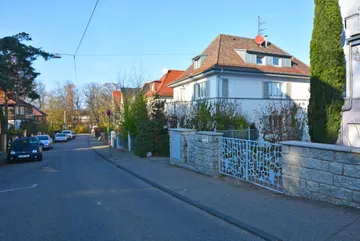 Haus & Straße nach Westen