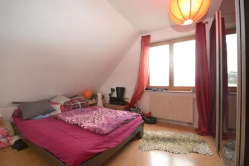 Schlafzimmer mit Laminat