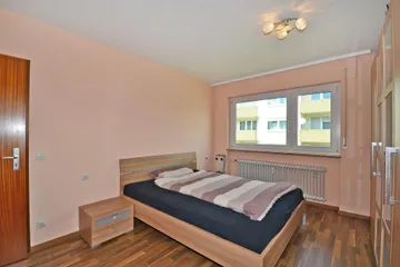 Schlafzimmer mit Laminat