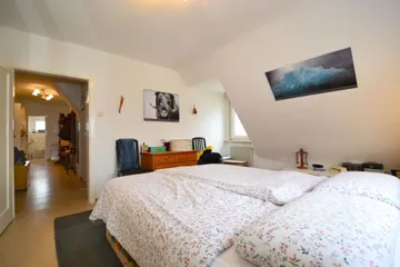 Schlafzimmer und Flur