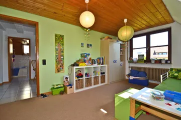 geräumiges Kinderzimmer