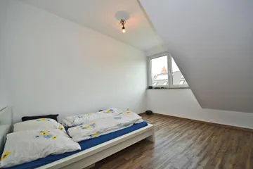 Schlafzimmer, DG