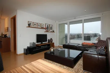 mit Laminat u. Balkon