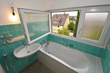 Bad mit Fenster & Wanne