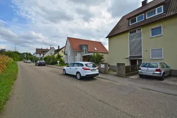 Haus & Straße nach Osten