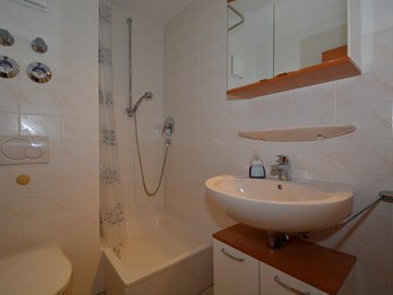 Bad 2 mit Dusche & WC