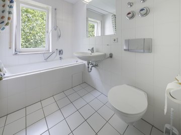 Bad mit Fenster & Wanne