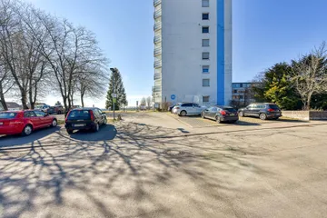 Haus & Parkplatz von Osten