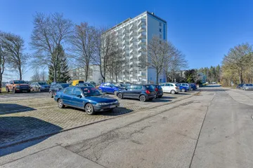 Haus & Straße von Osten