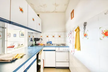 Küche mit Durchreiche