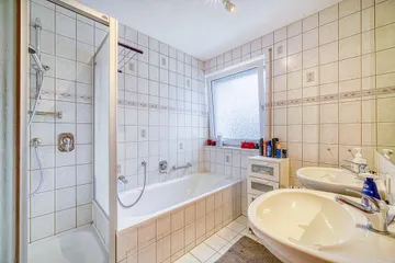 Bad mit Wanne & Dusche