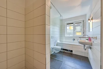 Bad mit Fenster & Wanne