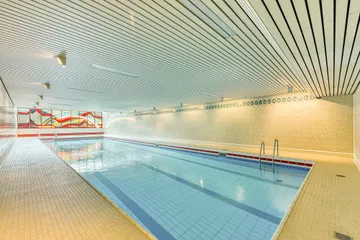 Schwimmbad von hinten li