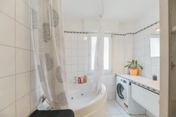 Badezimmer mit Eckwanne