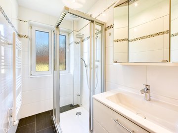 Bad mit Fenster & Dusche
