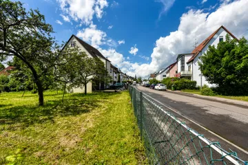 Haus & Straße von Osten