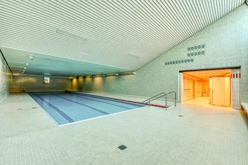 Schwimmbad zum Eingang