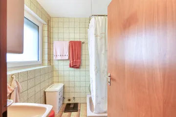 Bad mit Fenster & Dusche