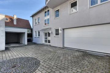 Hauseingang & Garage